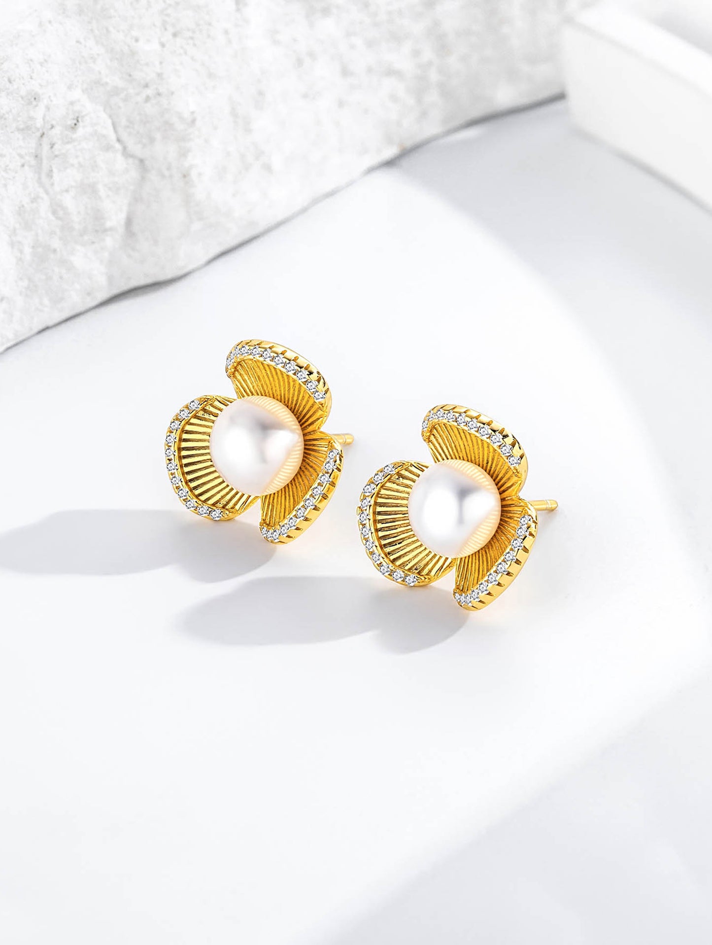 RADIANT BLOOM PEARL EARRINGS