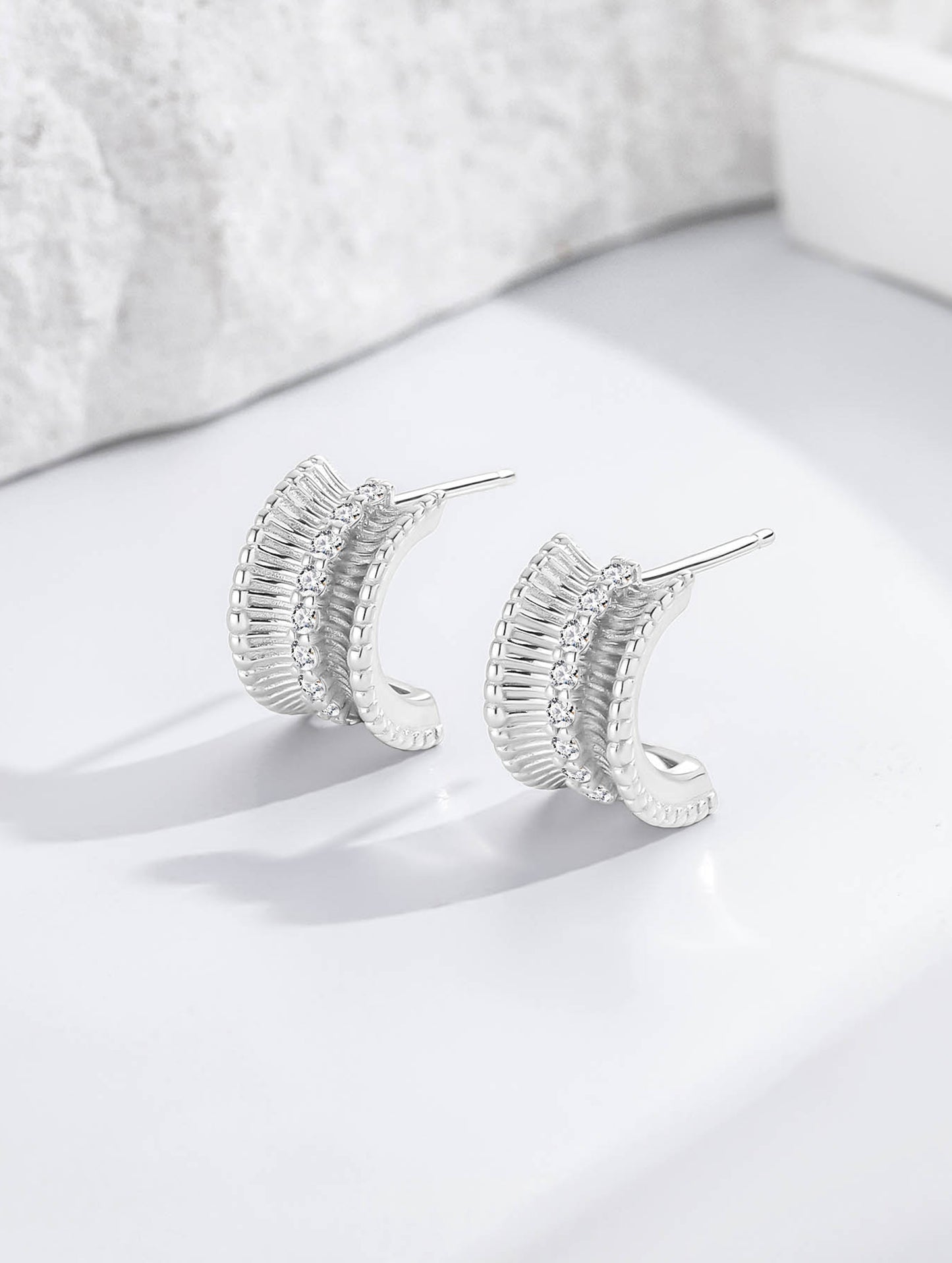GLIMMER CURVE HOOP EARRINGS
