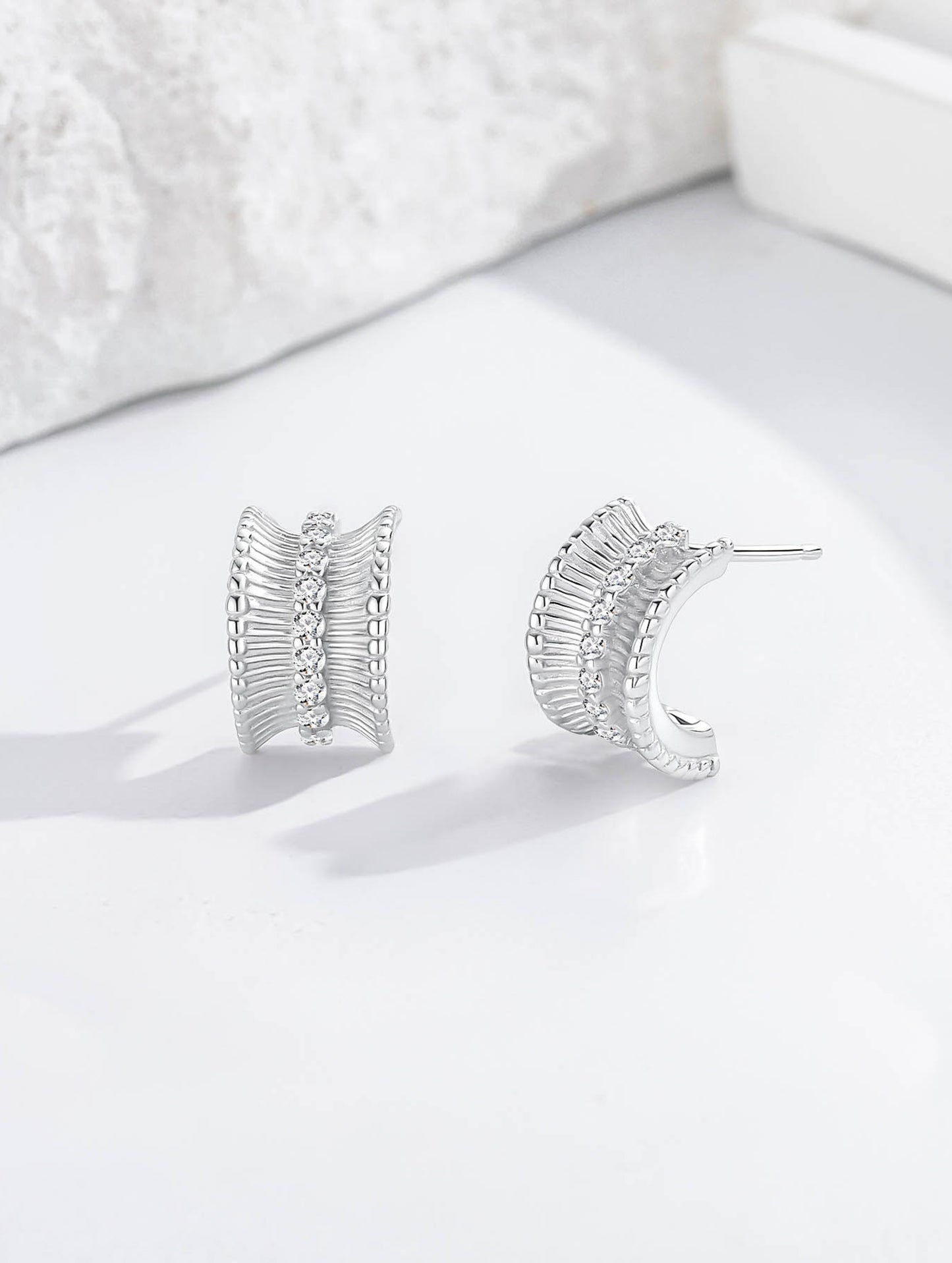 GLIMMER CURVE HOOP EARRINGS