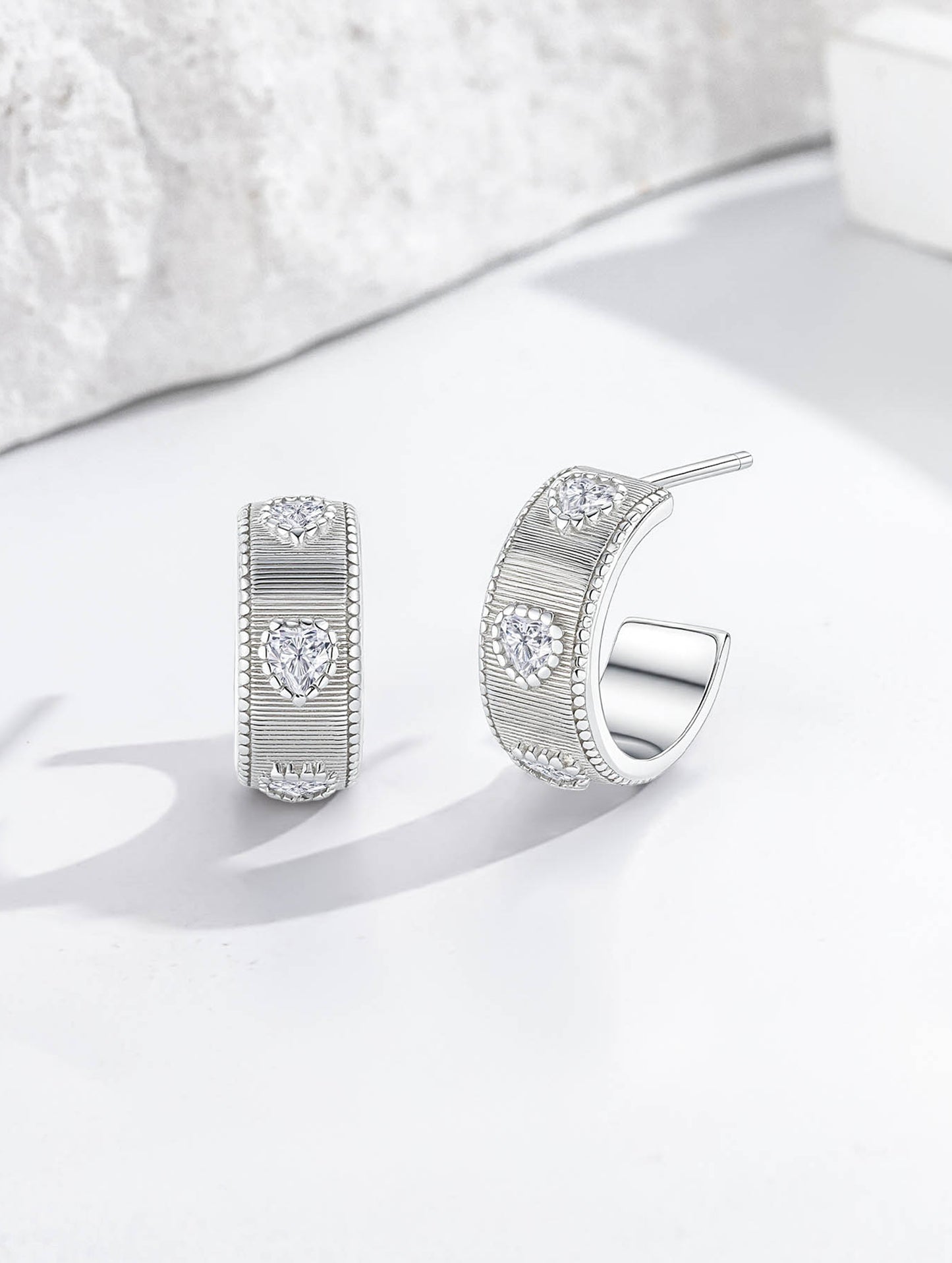 HEARTLINE GLIMMER EARRINGS