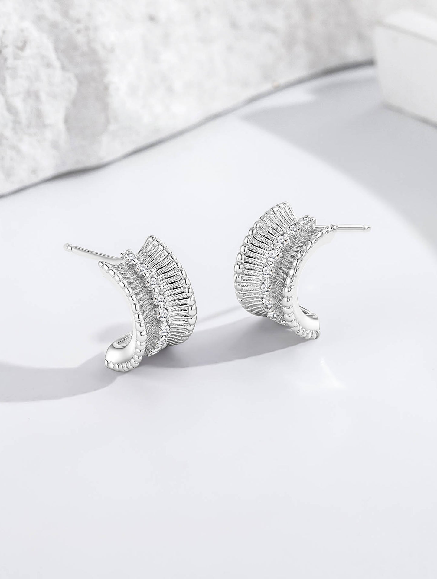 GLIMMER CURVE HOOP EARRINGS