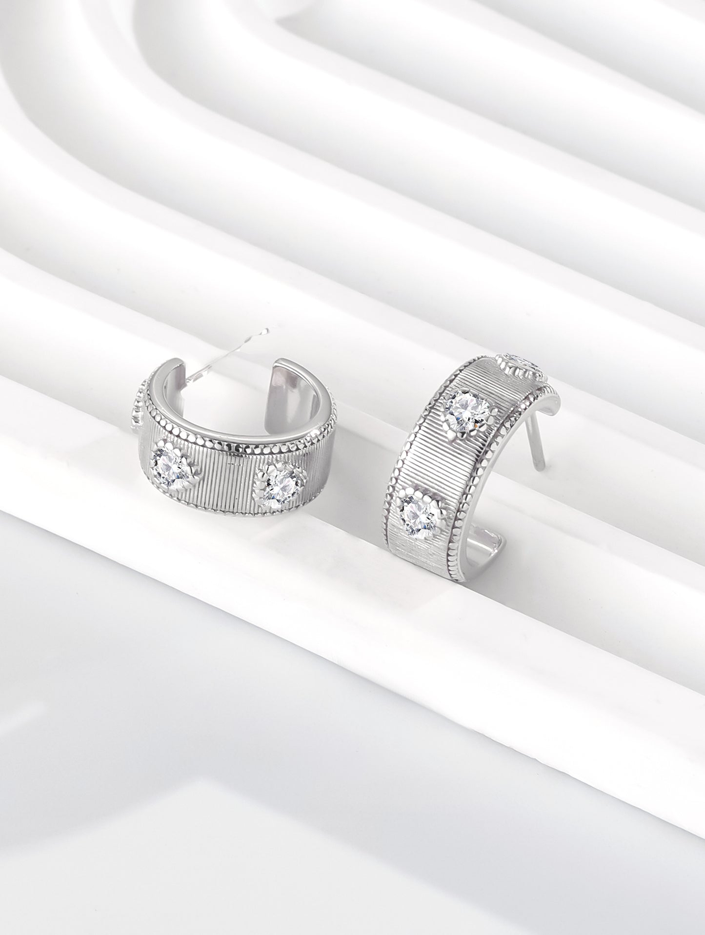 HEARTLINE GLIMMER EARRINGS