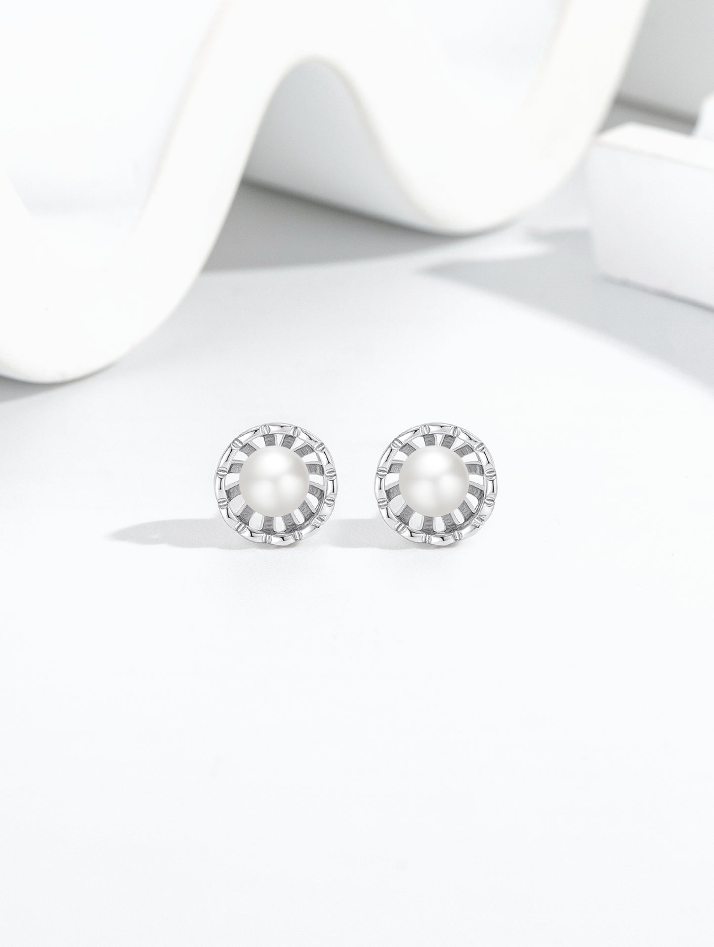 CLASSIC PEARL BLOOM STUD EARRINGS