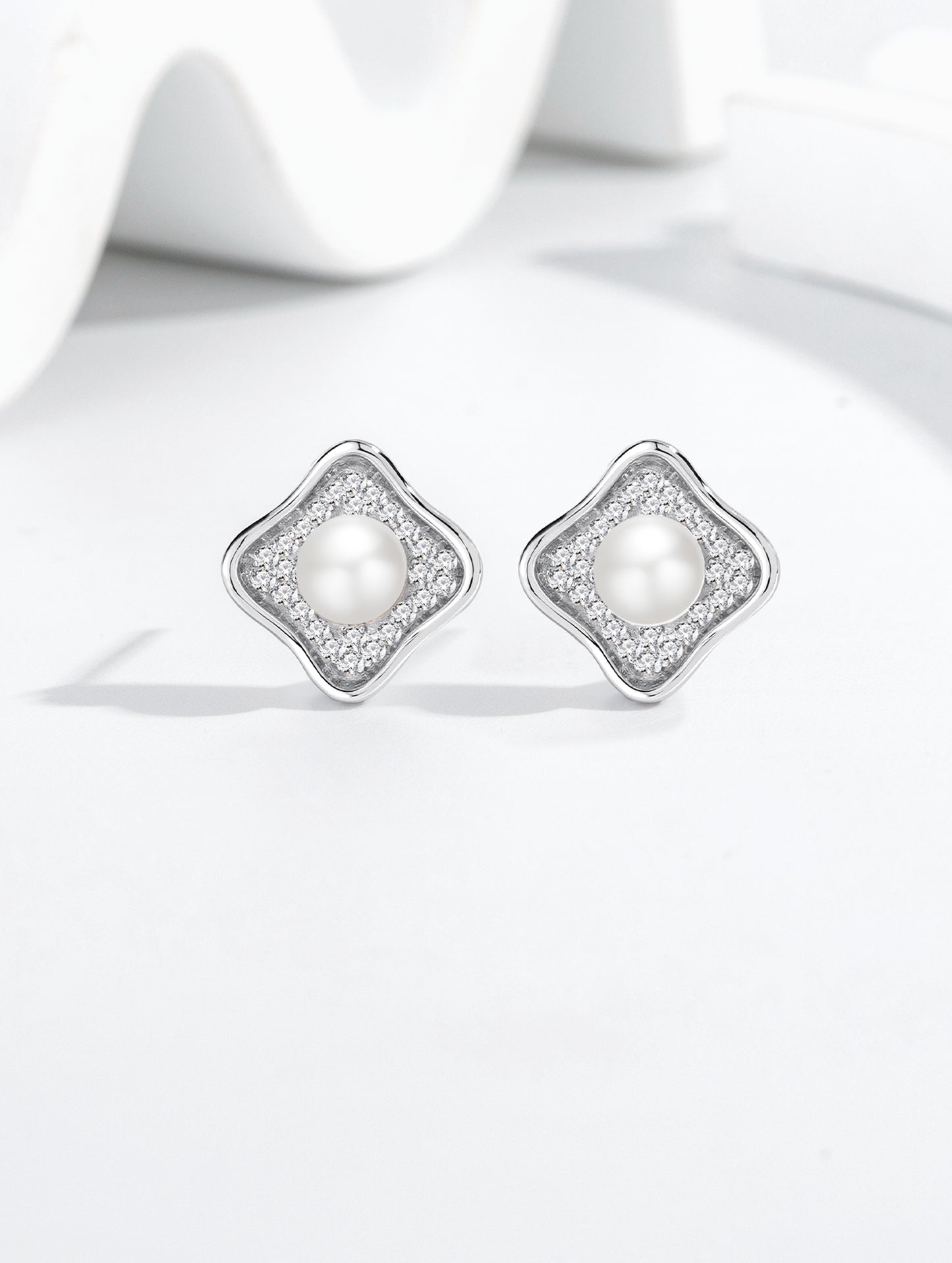 LUMINA PEARL STUD EARRINGS