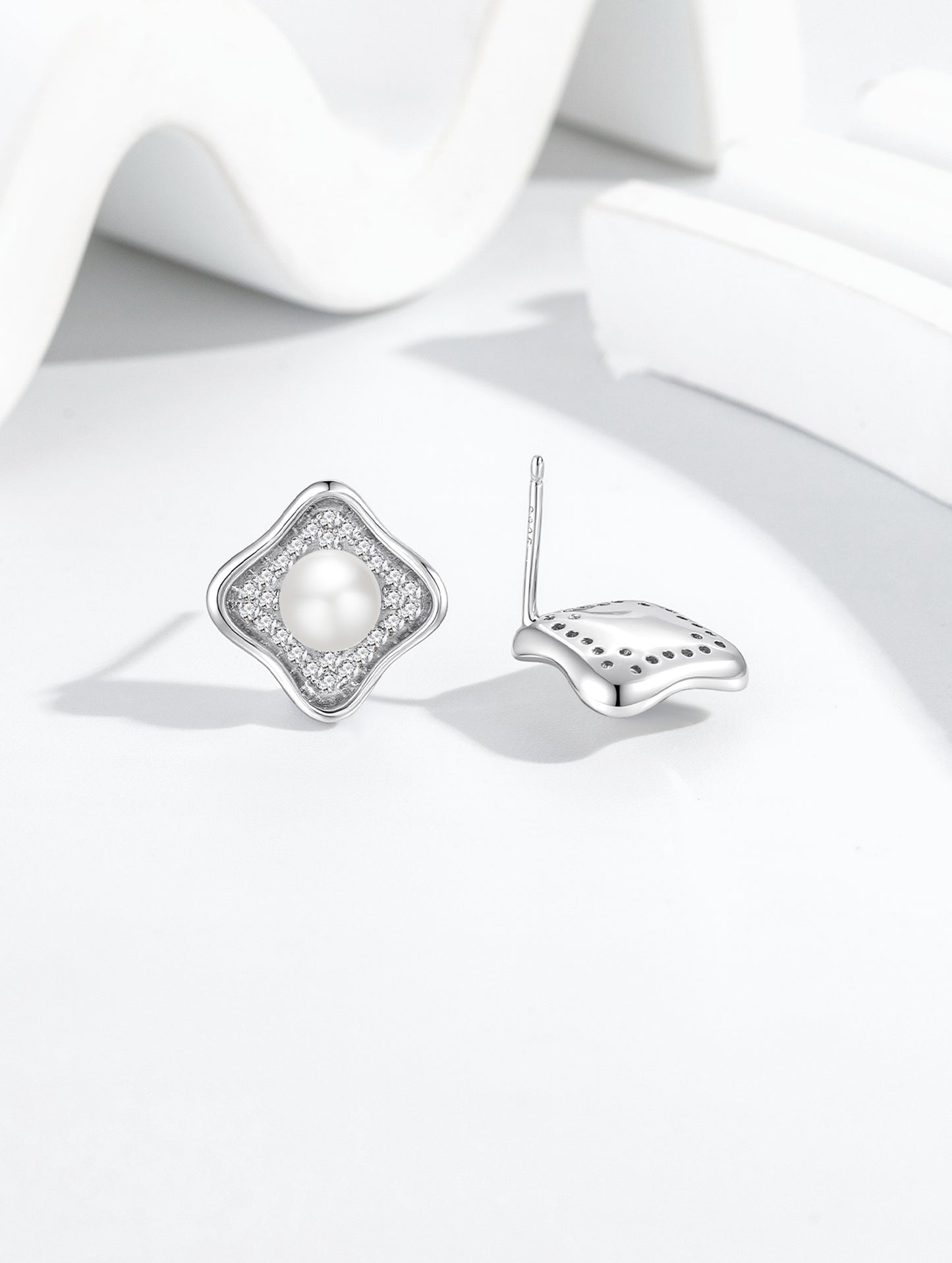 LUMINA PEARL STUD EARRINGS