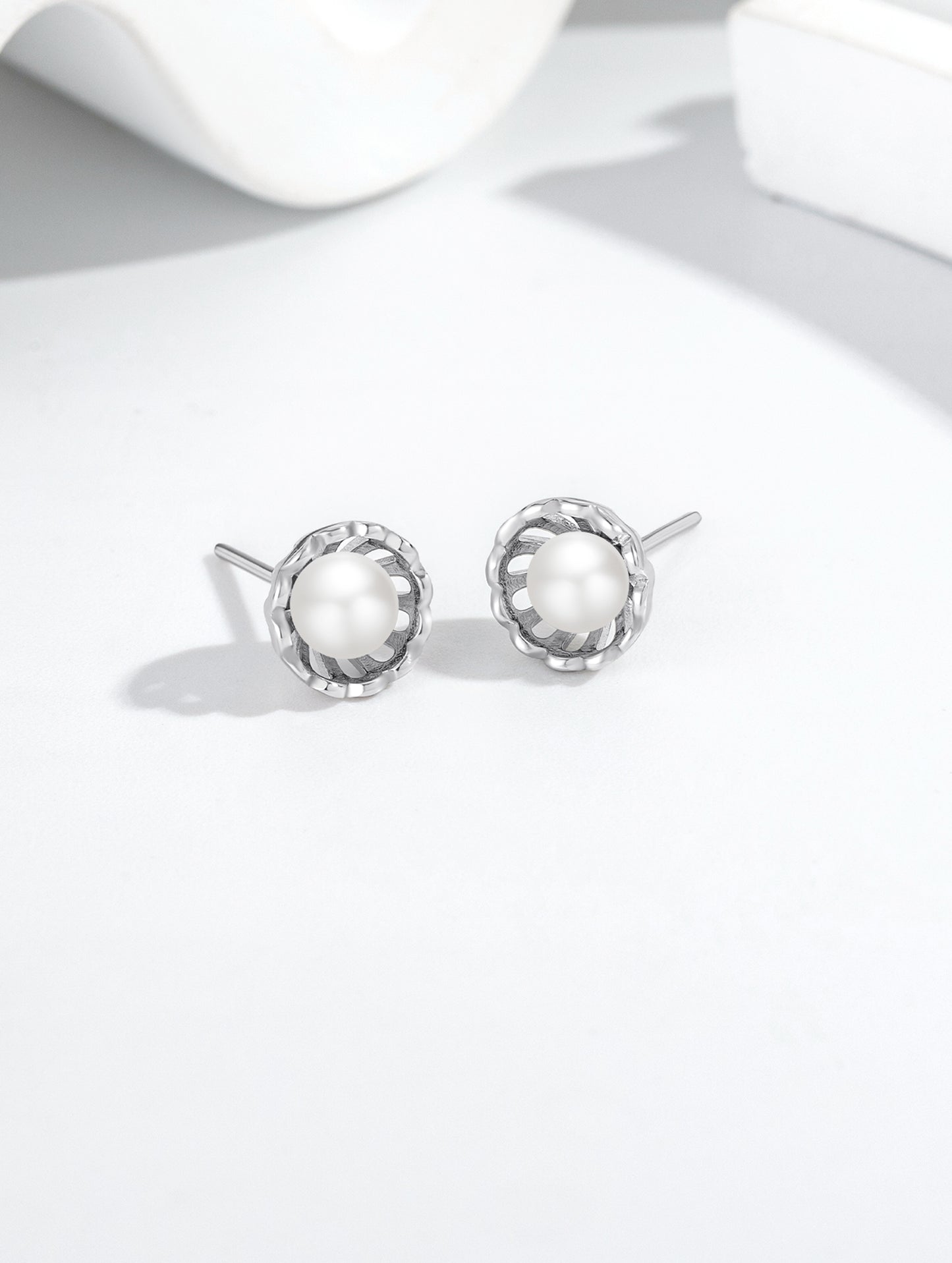 CLASSIC PEARL BLOOM STUD EARRINGS