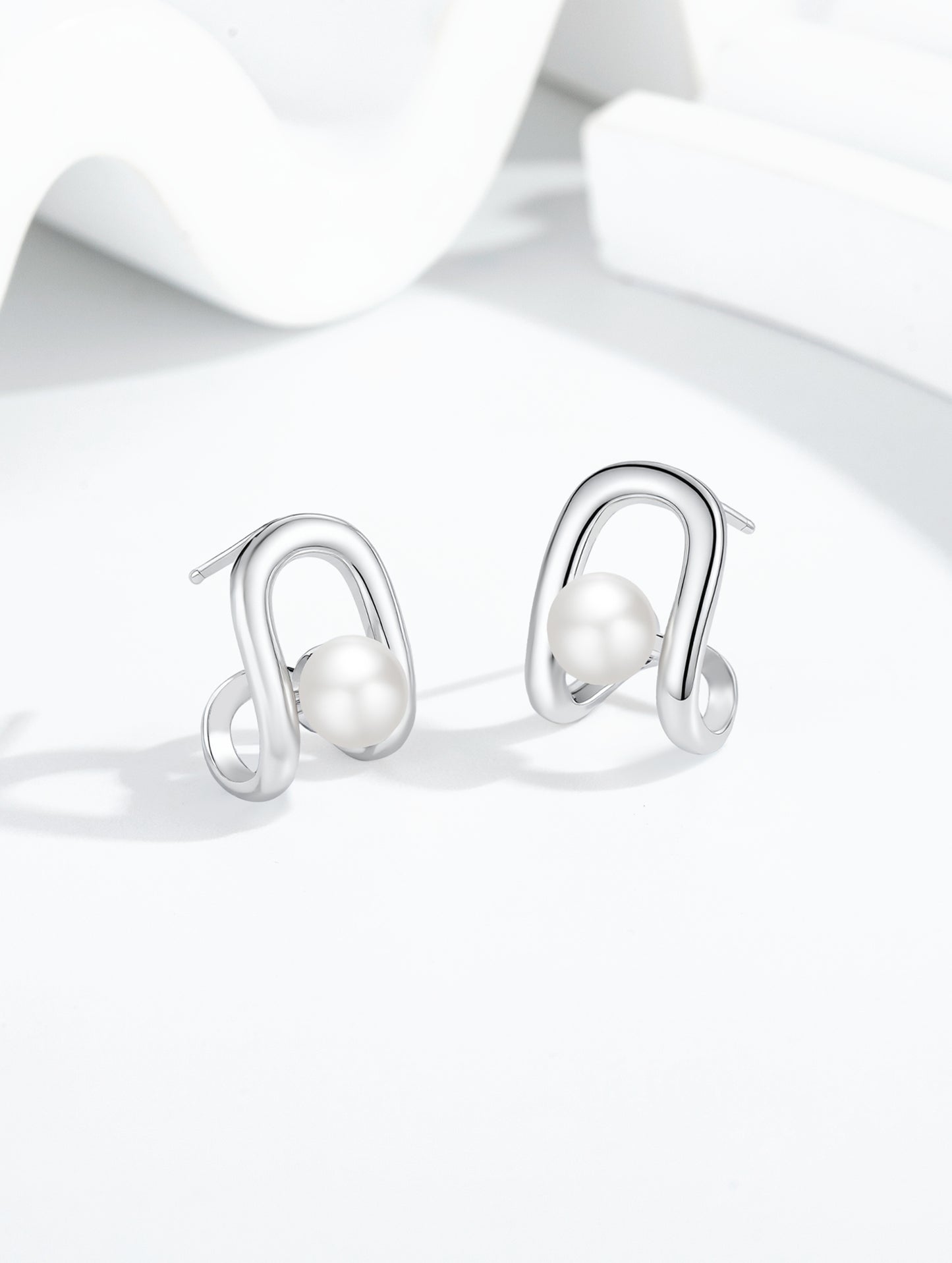 LUNA LOOP PEARL EARRINGS