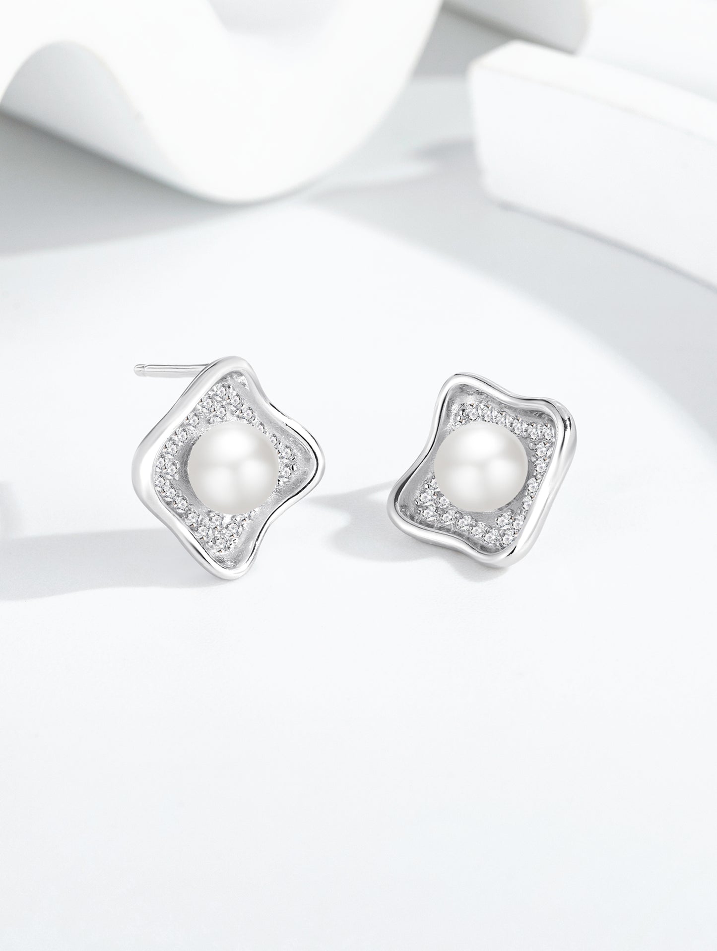 LUMINA PEARL STUD EARRINGS