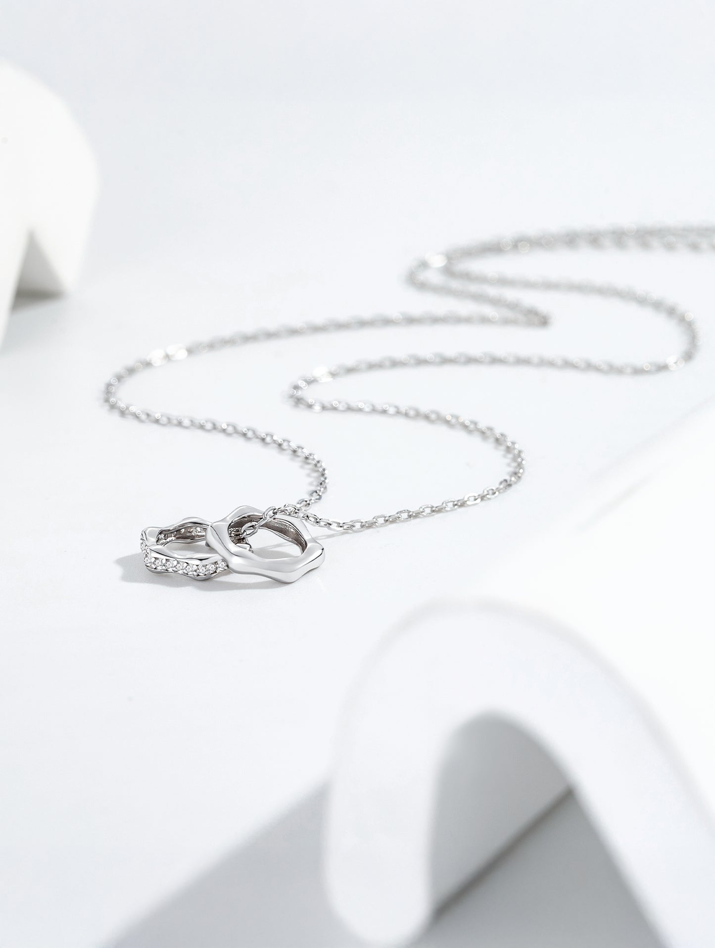 INTERLOCKED AURA CHARM CHAIN