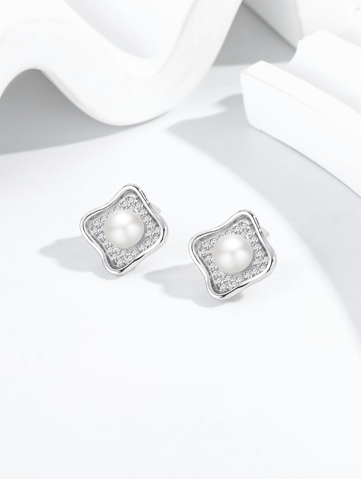 LUMINA PEARL STUD EARRINGS