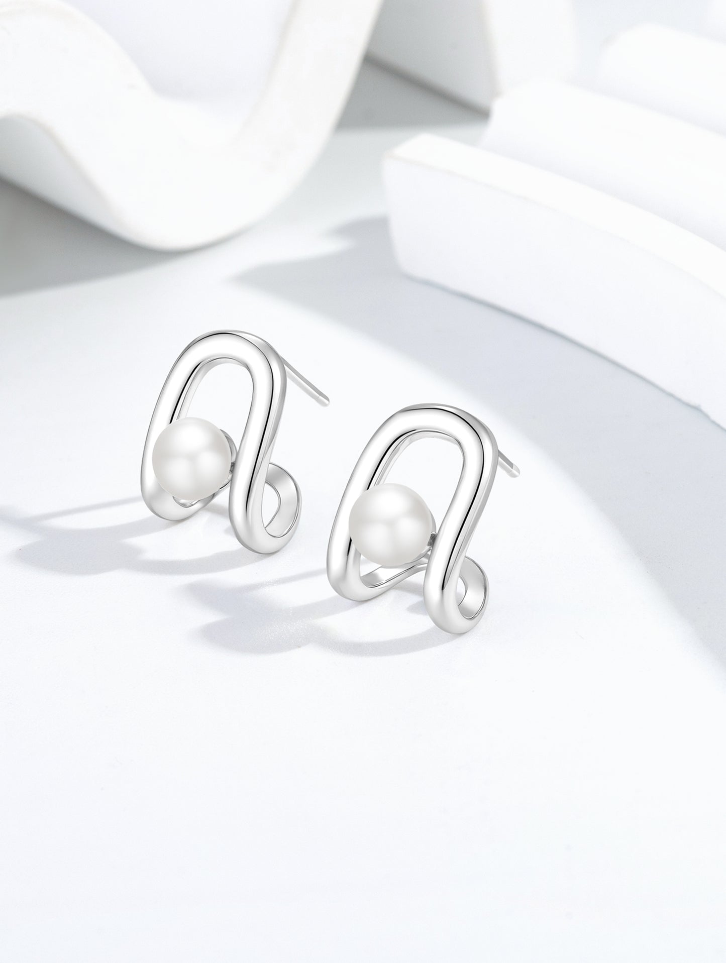 LUNA LOOP PEARL EARRINGS