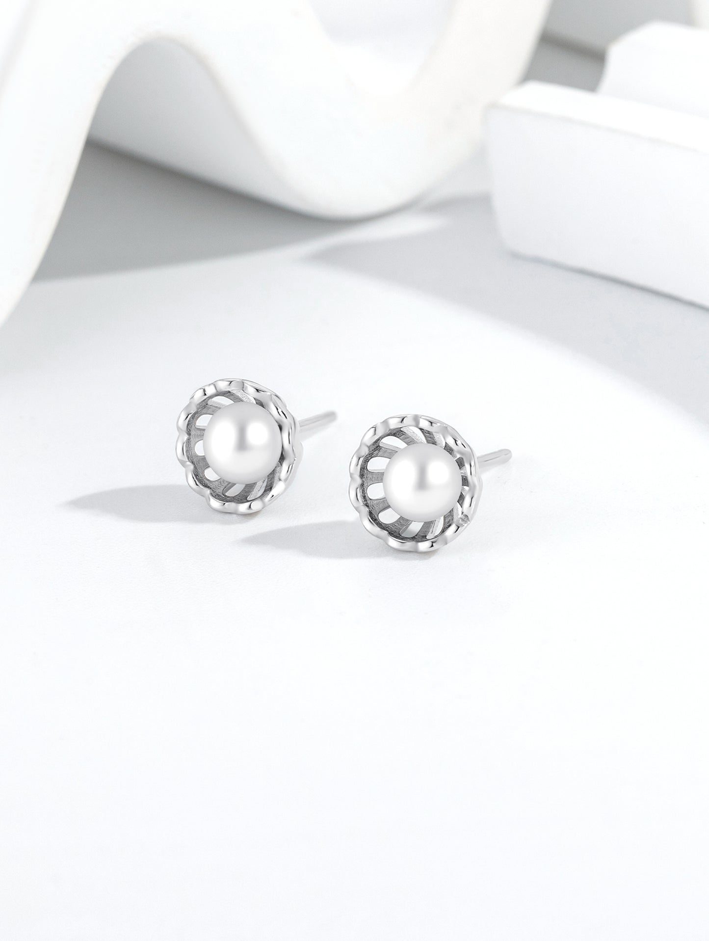 CLASSIC PEARL BLOOM STUD EARRINGS