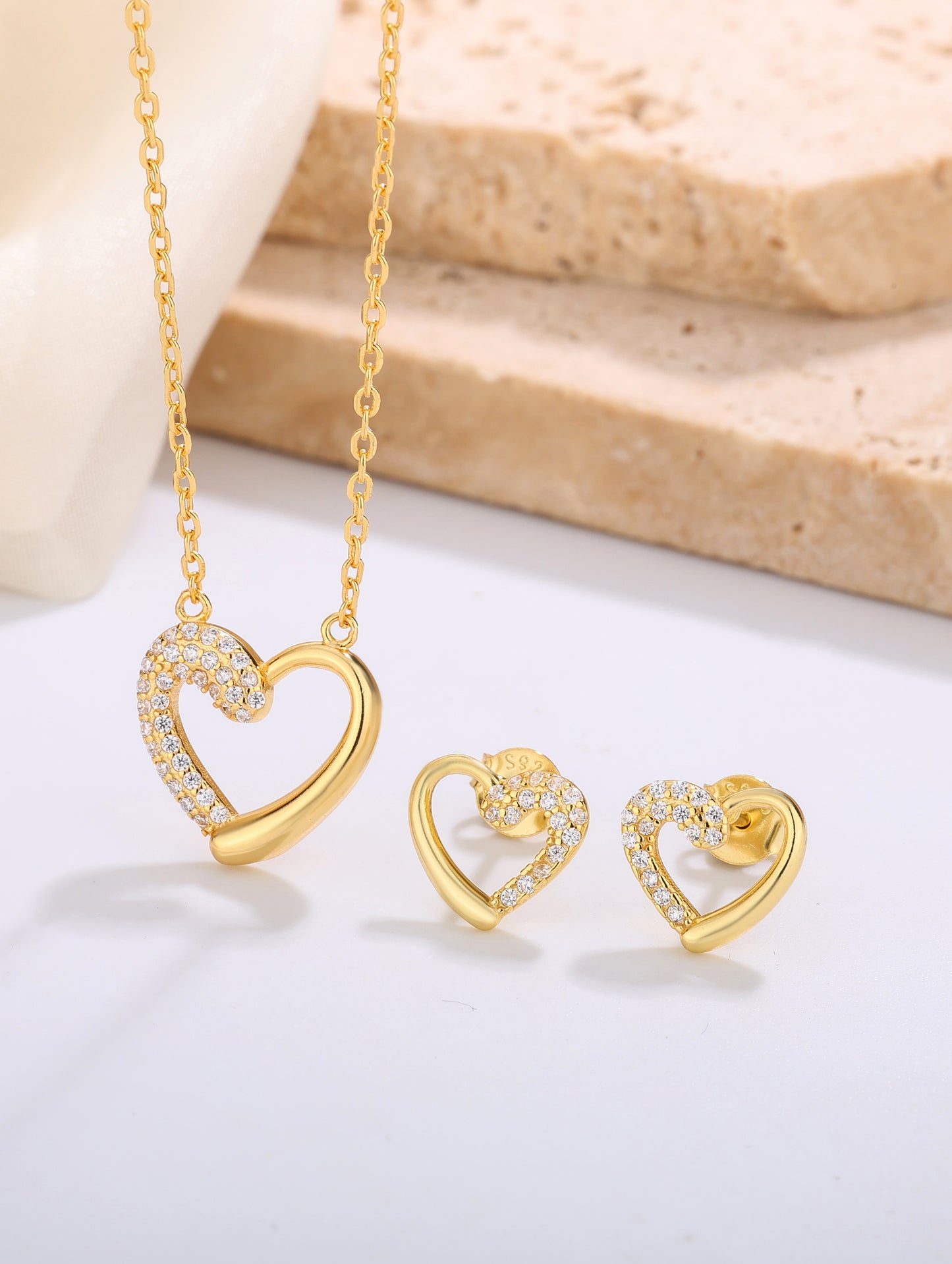 GOLDEN HEARTFELT SPARKLE PENDANT SET