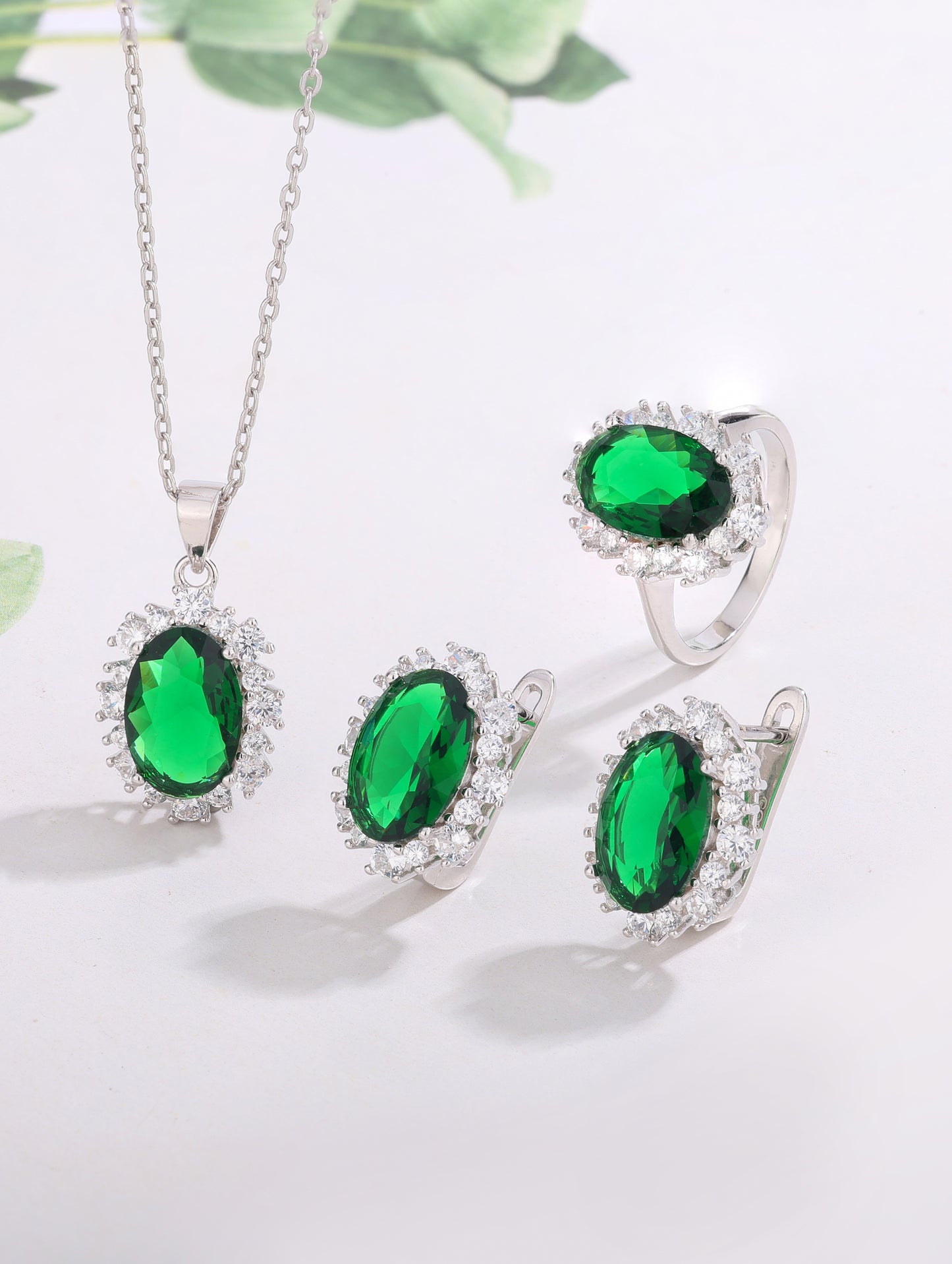 EMERALD ROYAL ELEGANCE PENDANT SET