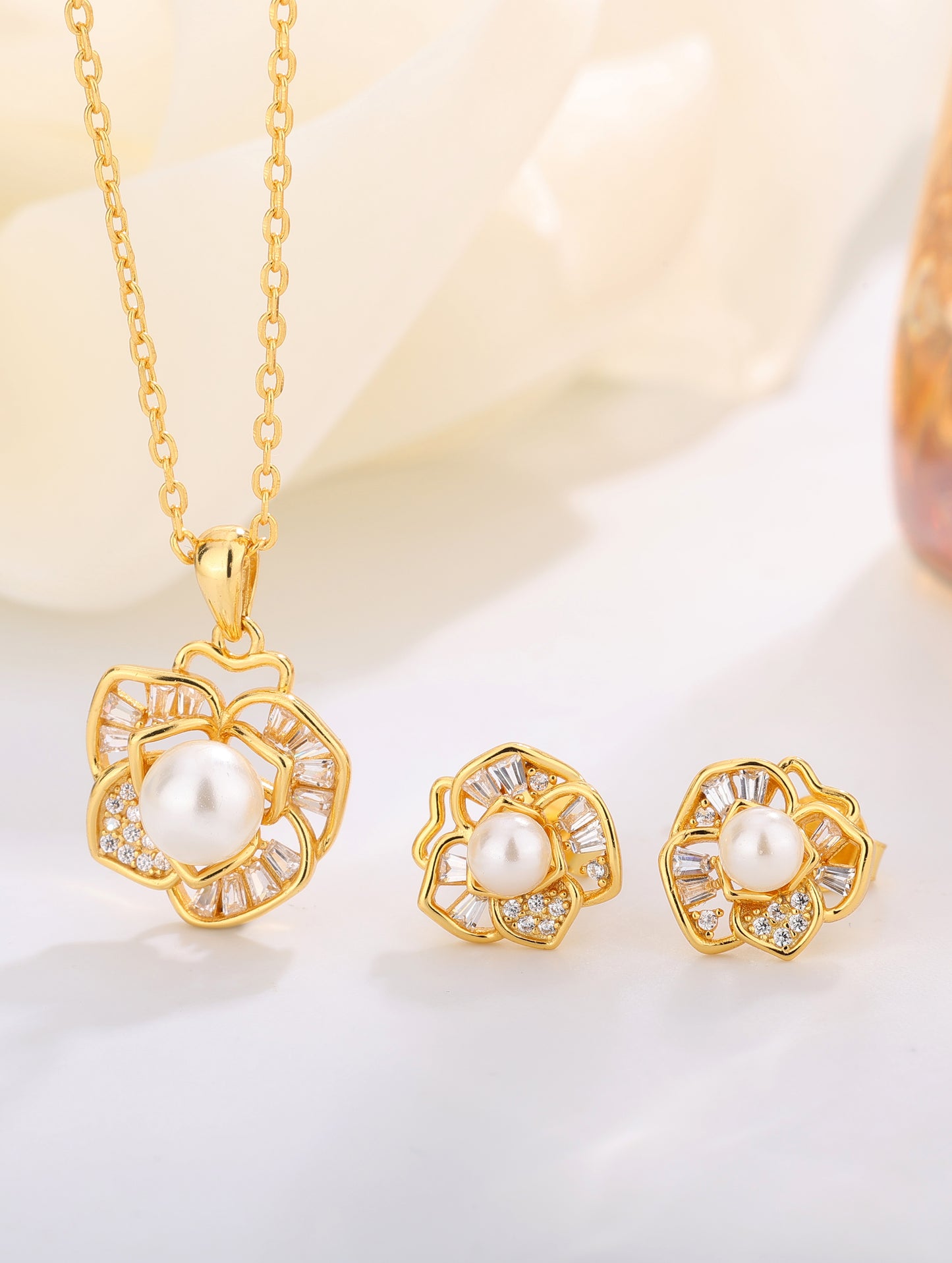 GOLDEN PEARL BLOSSOM PENDANT SET