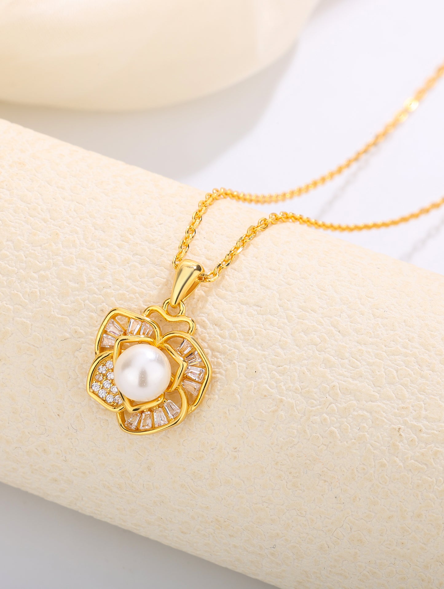 GOLDEN PEARL BLOSSOM PENDANT SET