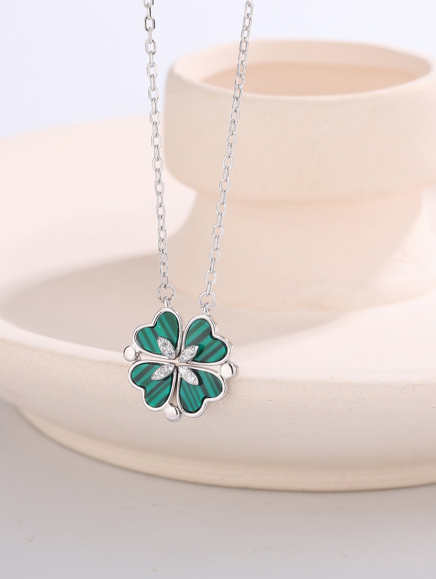 MAGNETIC CLOVER OF LOVE CHARM CHAIN