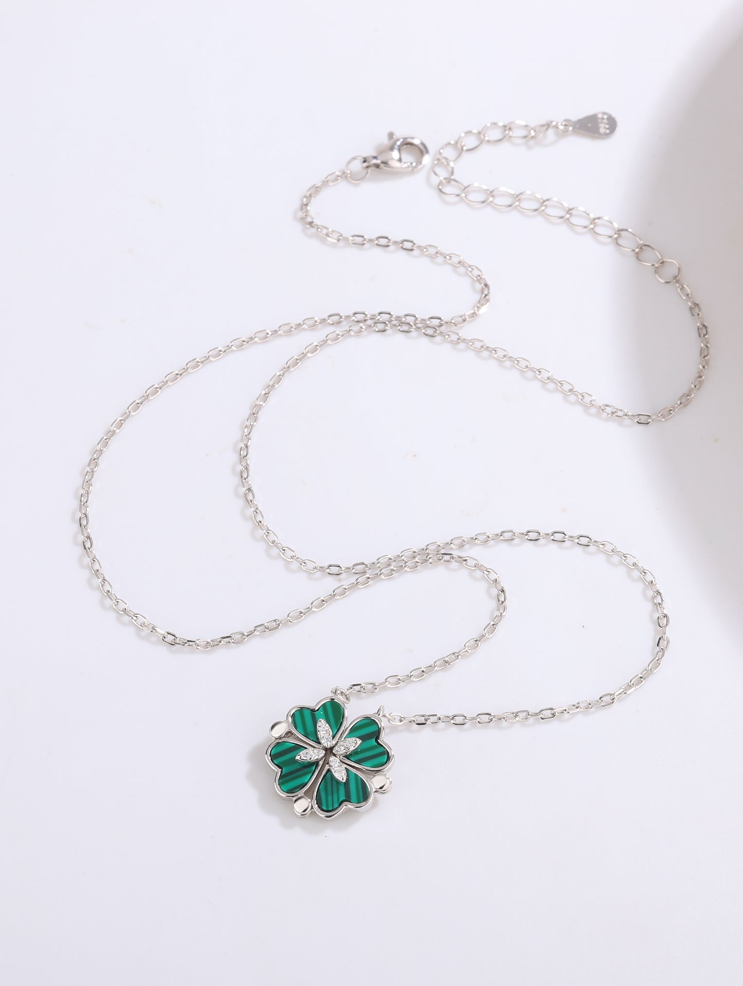 MAGNETIC CLOVER OF LOVE CHARM CHAIN