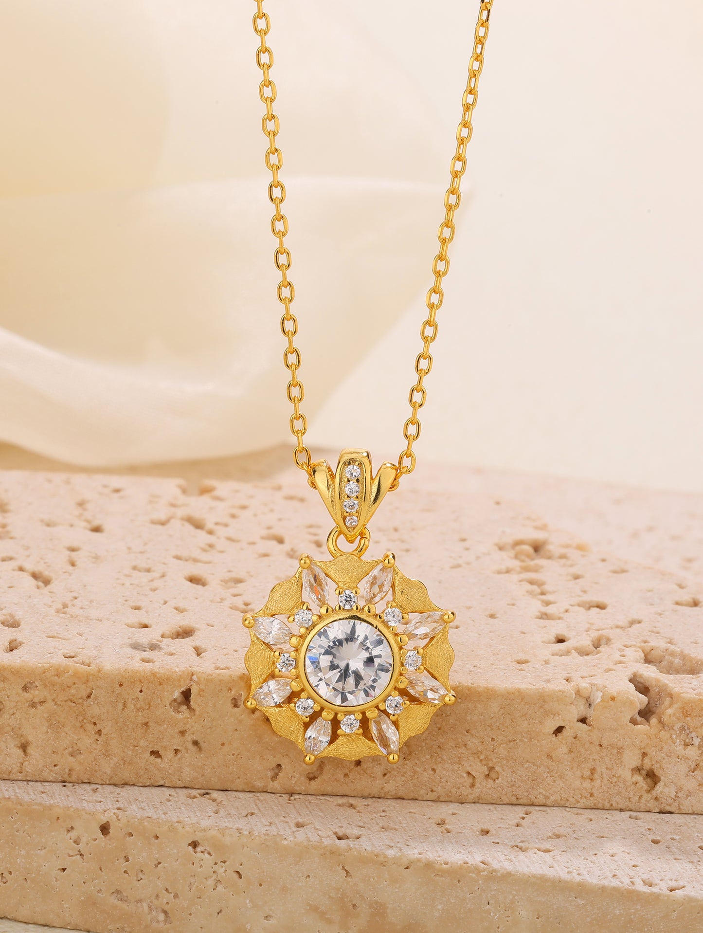 GOLDEN SOLARA BLOOM CHARM CHAIN