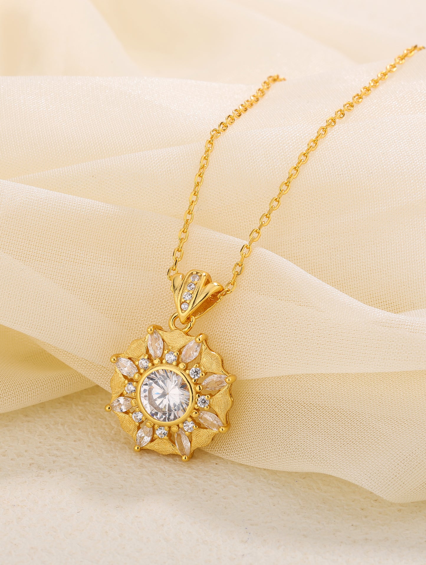 GOLDEN SOLARA BLOOM CHARM CHAIN