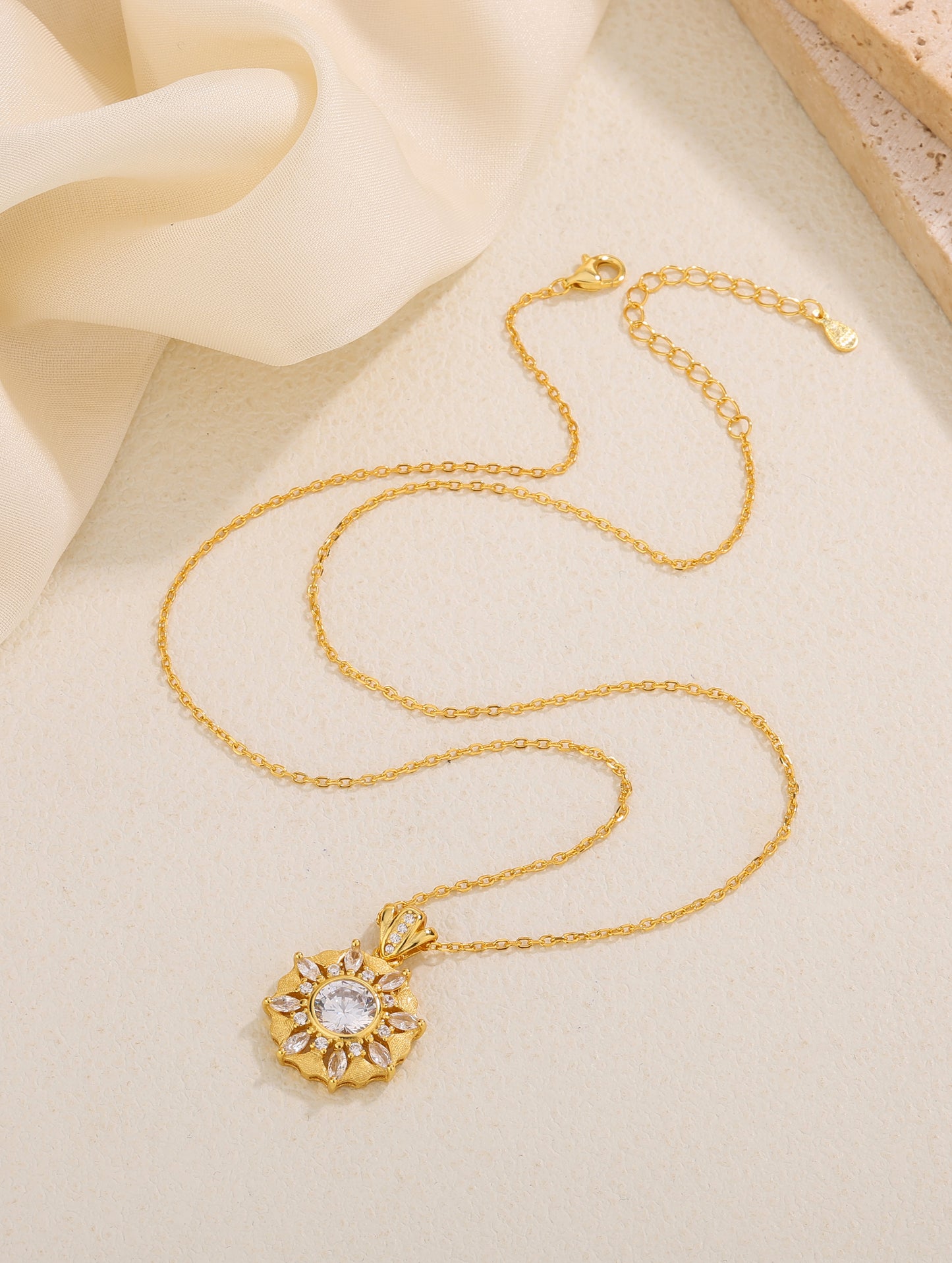 GOLDEN SOLARA BLOOM CHARM CHAIN