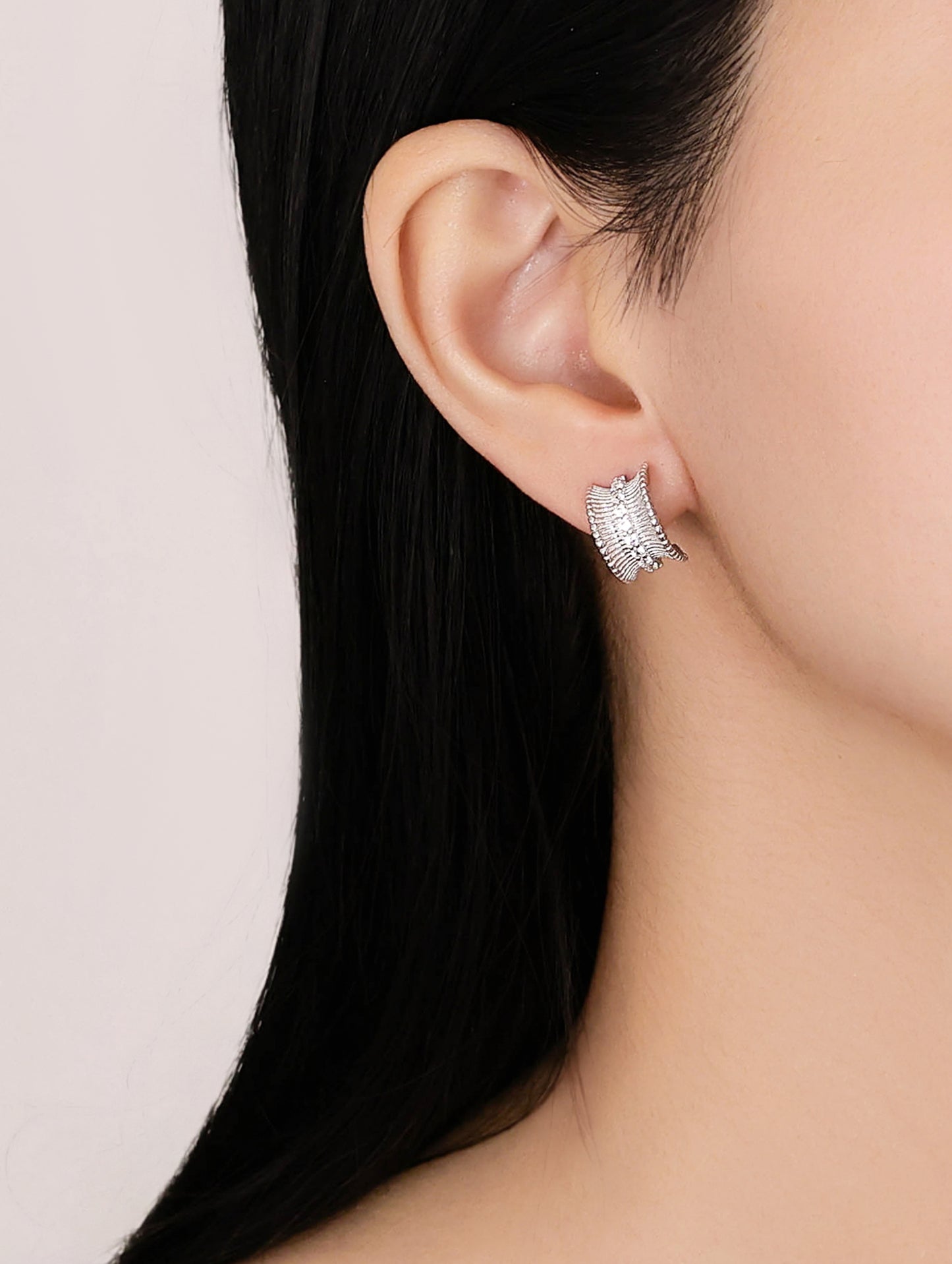 GLIMMER CURVE HOOP EARRINGS