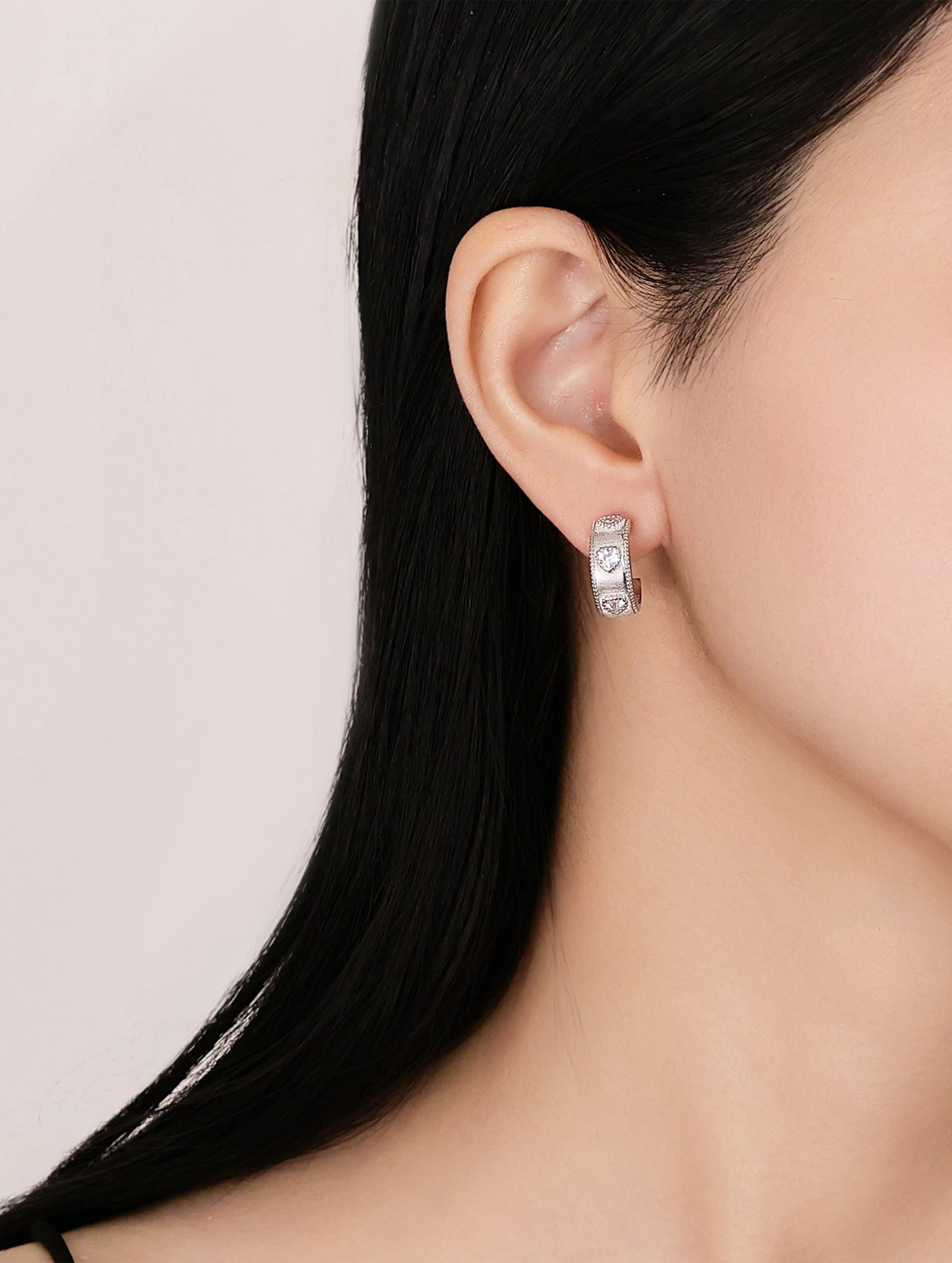 HEARTLINE GLIMMER EARRINGS