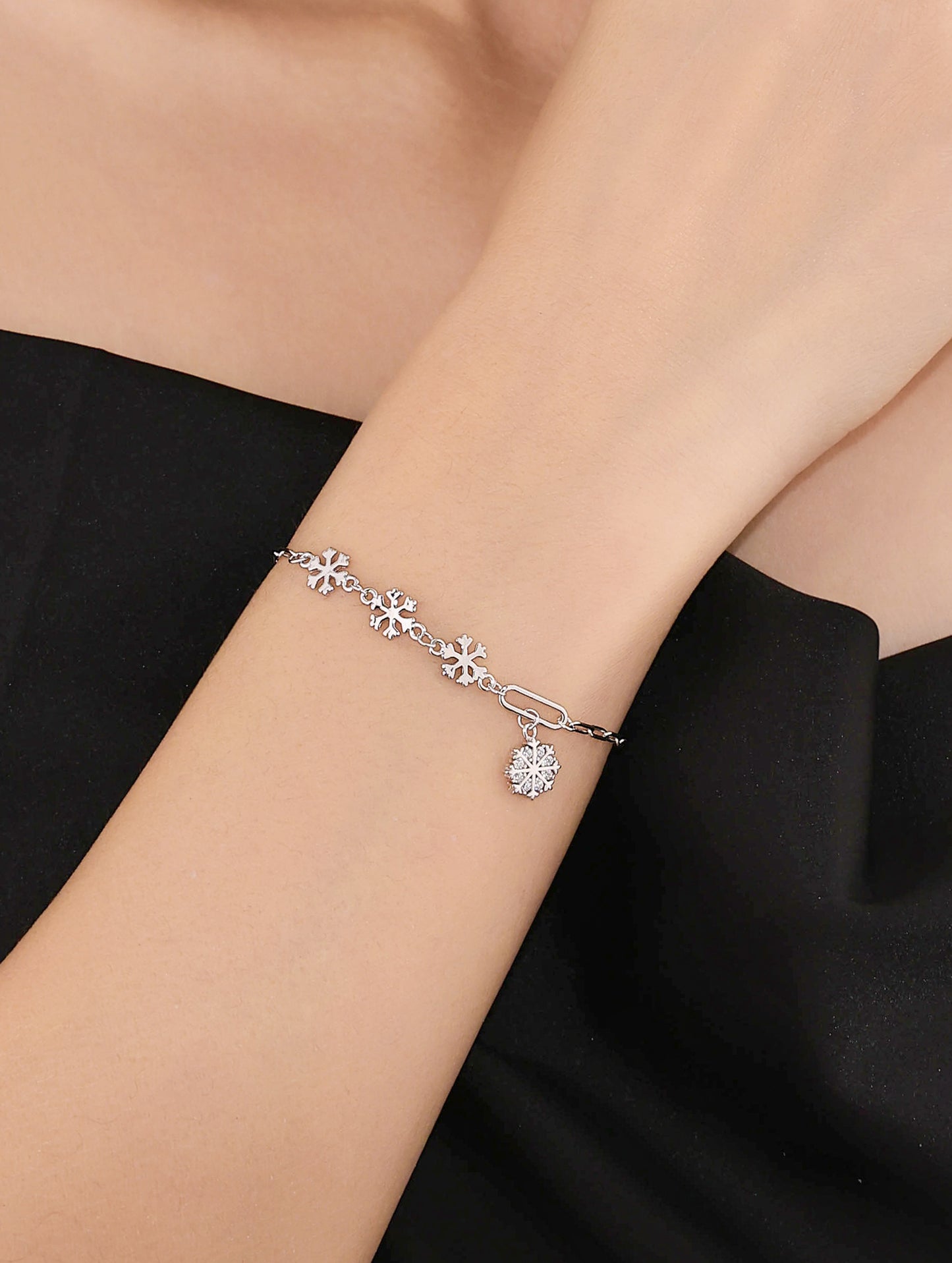 FROSTED SNOWFLAKE CHARM BRACELET