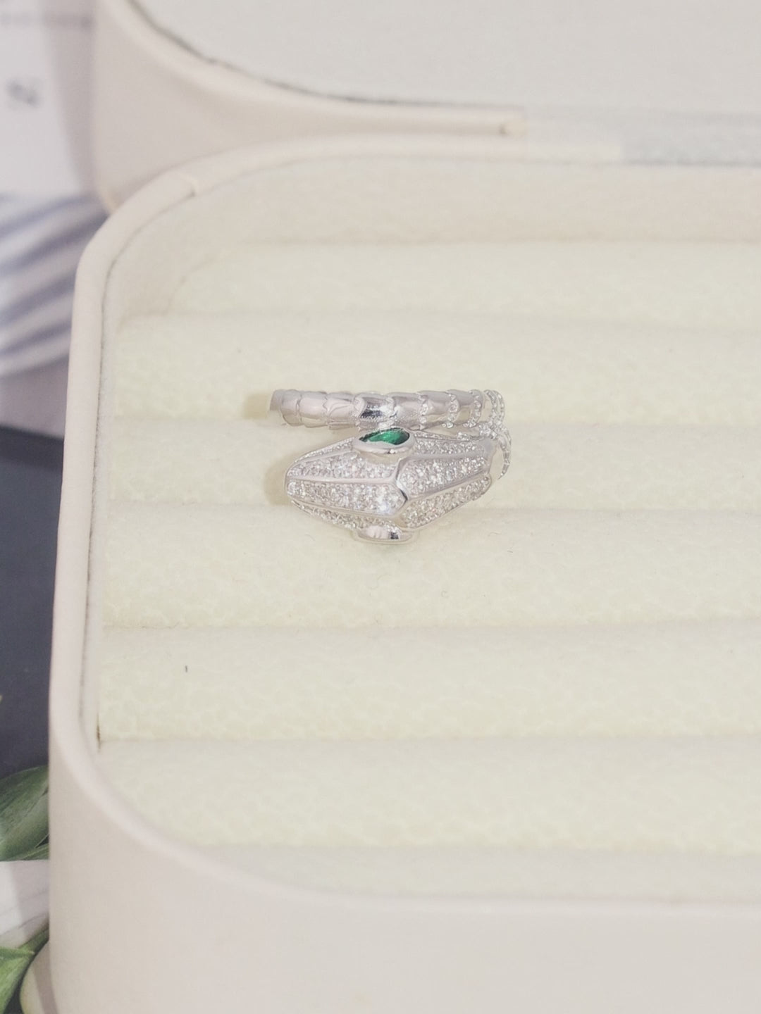 Load and play video in Gallery viewer, EMERALD VIPER GLINT RING
