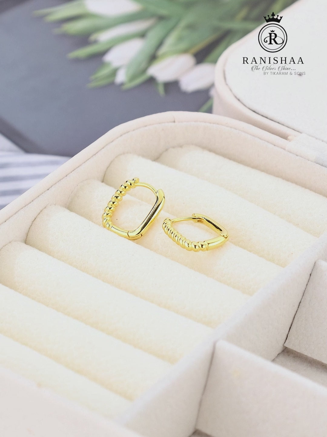 Load and play video in Gallery viewer, TWISTED GOLD OVAL HOOPS EARRINGS
