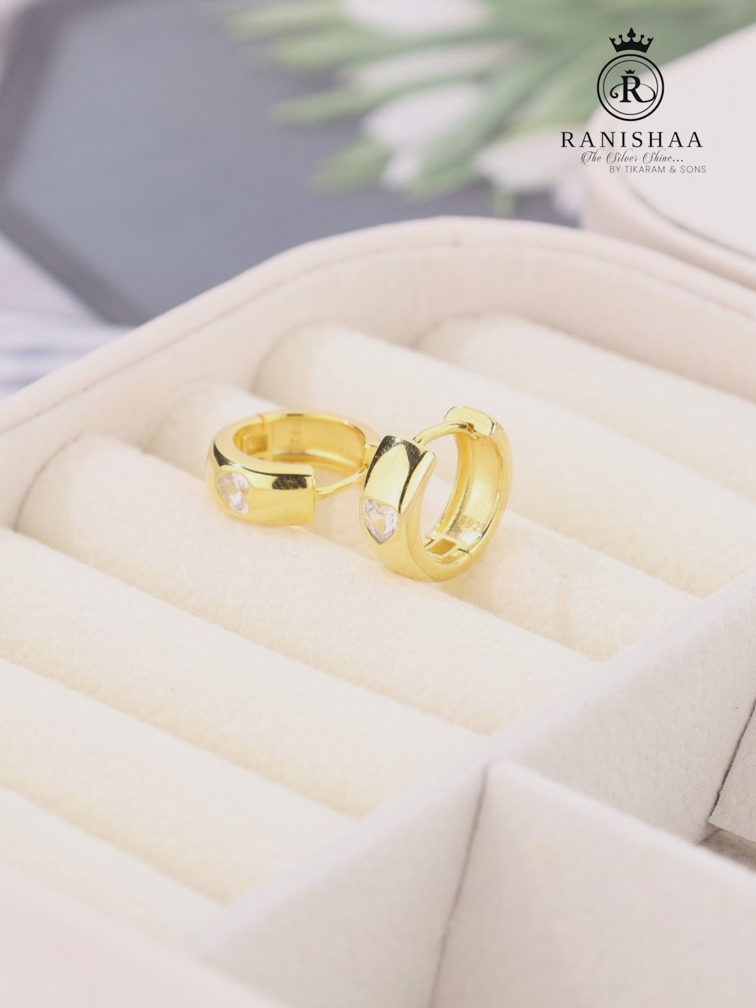 Load and play video in Gallery viewer, LUMINOUS HEART HOOP EARRINGS
