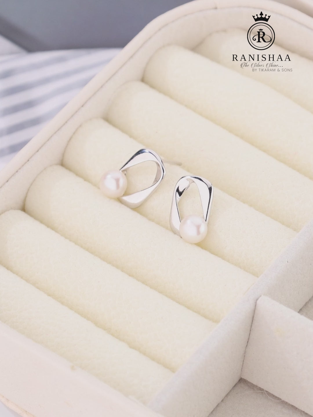 Load and play video in Gallery viewer, LUSTRE LOOP PEARL EARRINGS
