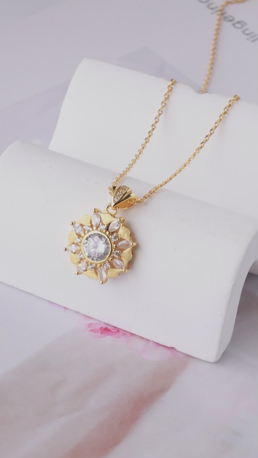 Load and play video in Gallery viewer, GOLDEN SOLARA BLOOM CHARM CHAIN
