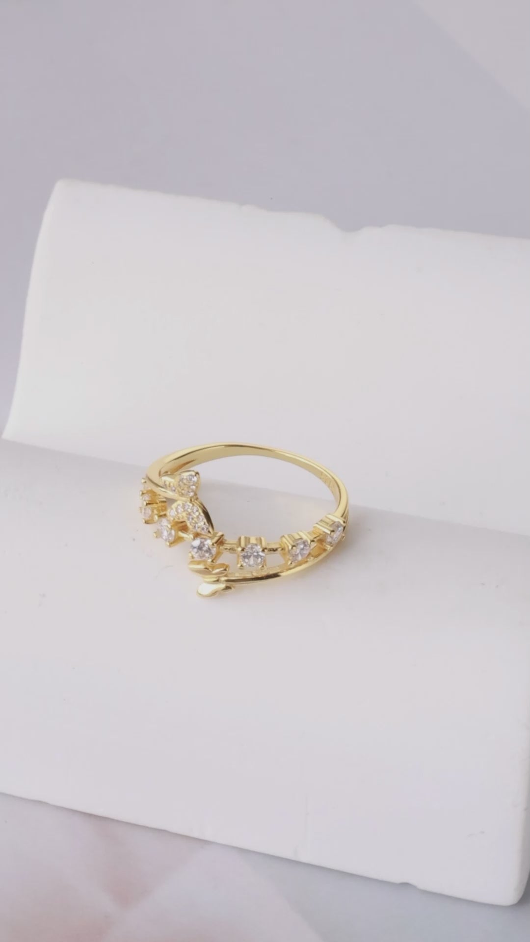 Load and play video in Gallery viewer, Golden Flutter Crystal Ring
