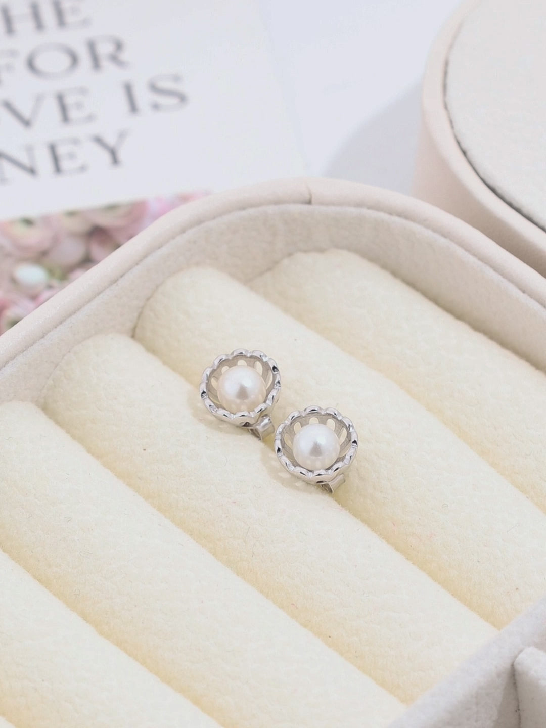 Load and play video in Gallery viewer, CLASSIC PEARL BLOOM STUD EARRINGS
