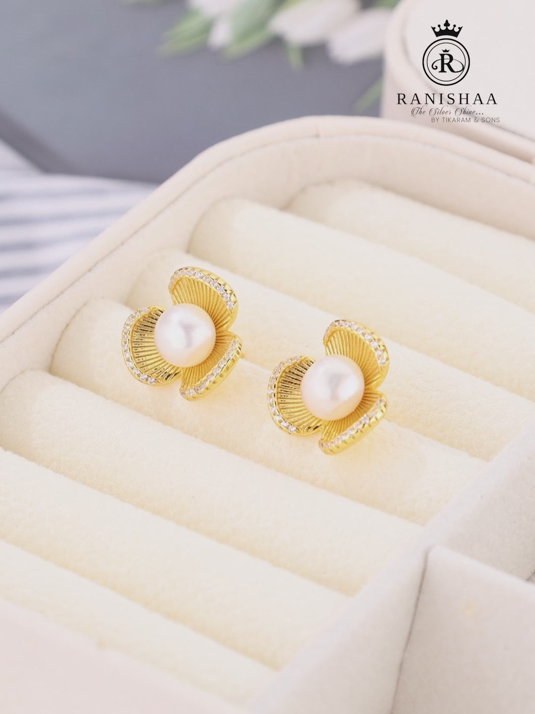 Load and play video in Gallery viewer, RADIANT BLOOM PEARL EARRINGS
