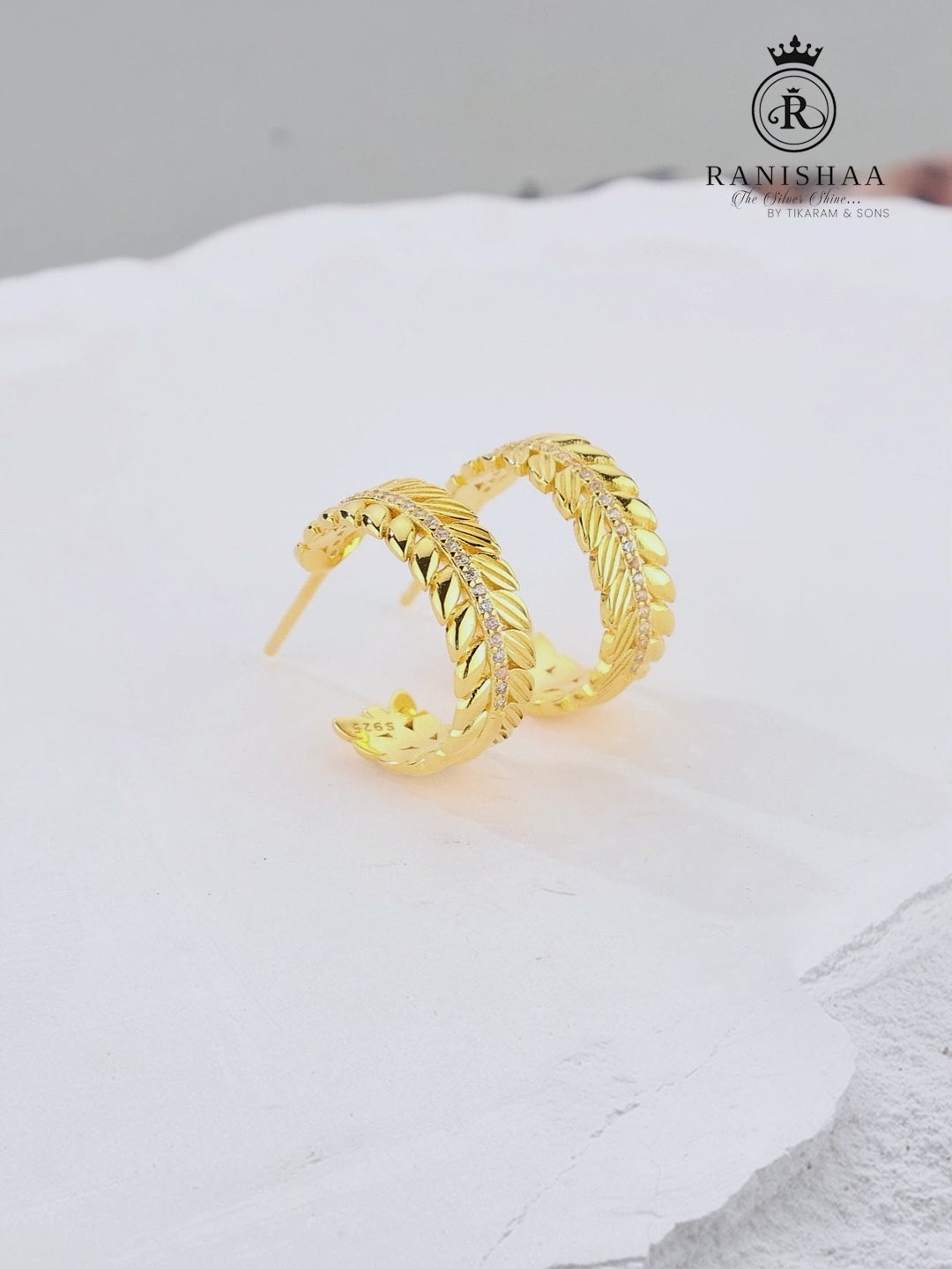 Load and play video in Gallery viewer, GOLDEN LEAF RADIANCE HOOPS EARRINGS
