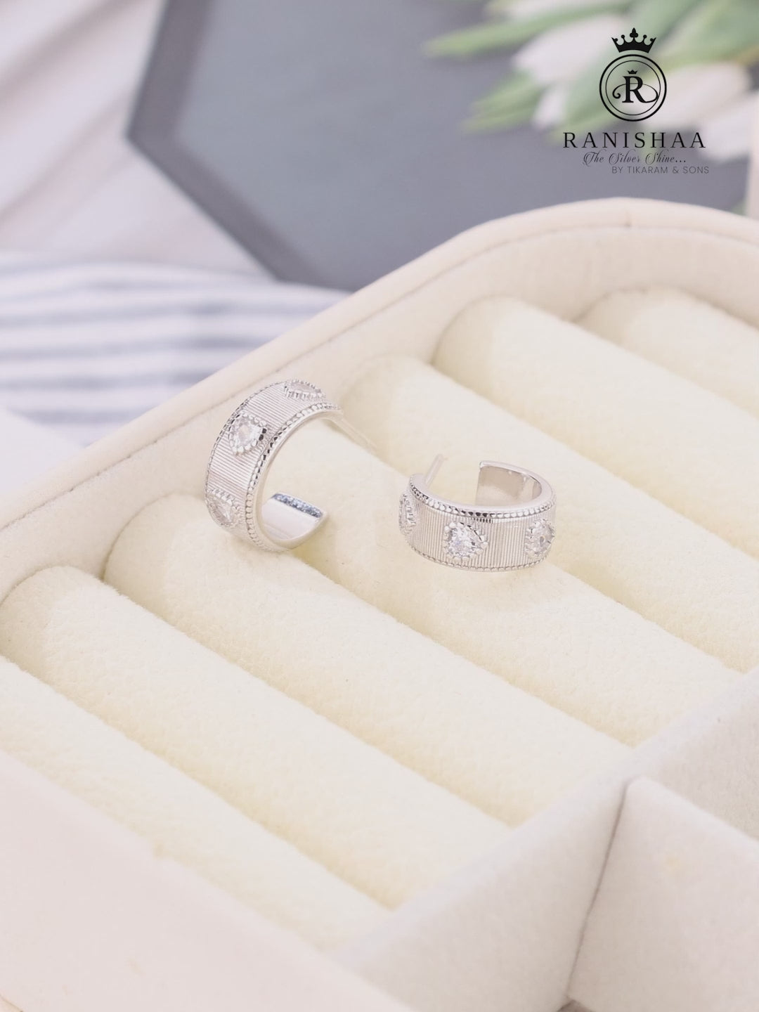 Load and play video in Gallery viewer, HEARTLINE GLIMMER EARRINGS
