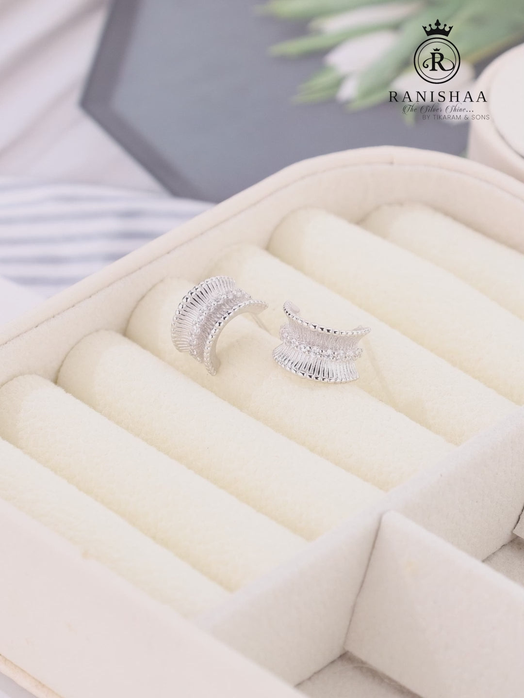 Load and play video in Gallery viewer, GLIMMER CURVE HOOP EARRINGS
