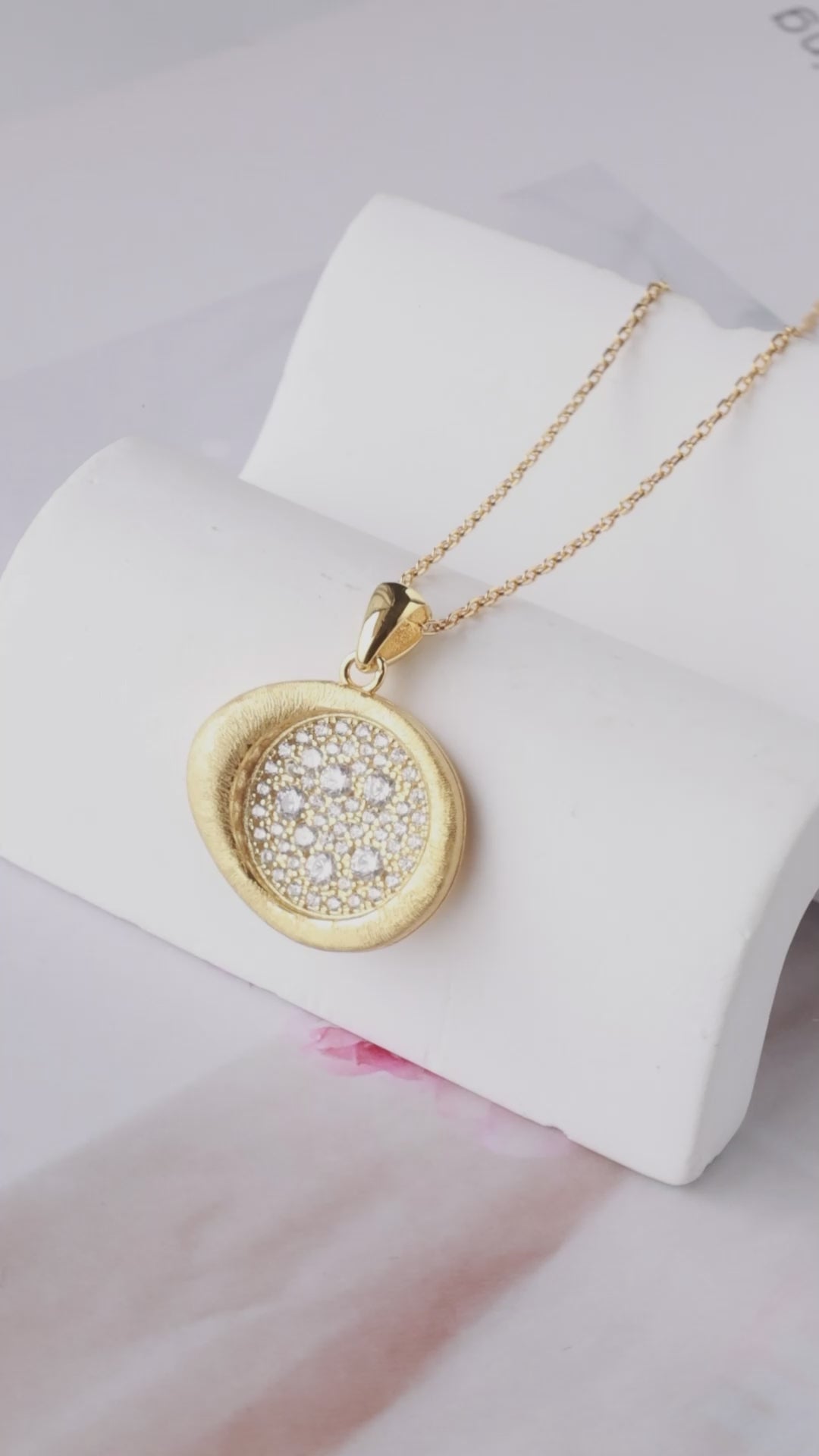Load and play video in Gallery viewer, LUMINA HALO PENDANT CHARM CHAIN

