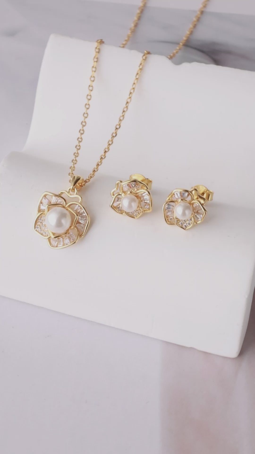 Load and play video in Gallery viewer, GOLDEN PEARL BLOSSOM PENDANT SET
