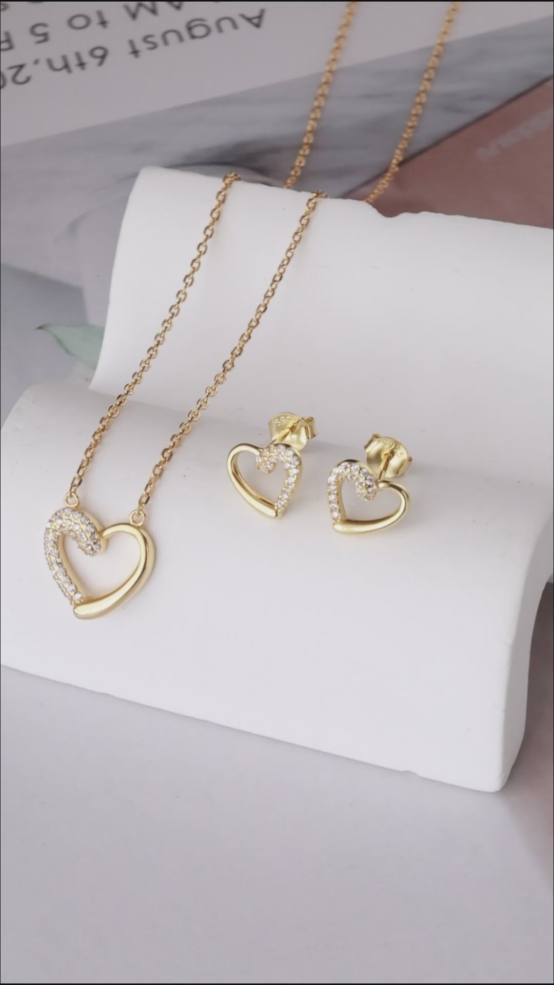 Load and play video in Gallery viewer, GOLDEN HEARTFELT SPARKLE PENDANT SET
