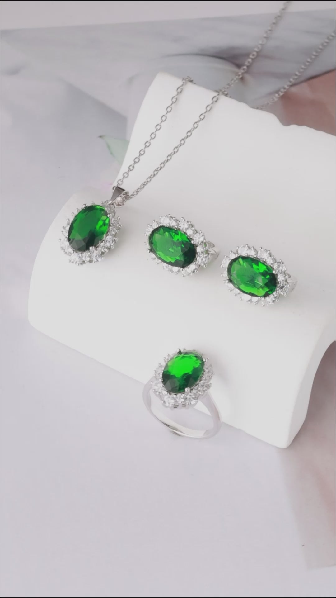 Load and play video in Gallery viewer, EMERALD ROYAL ELEGANCE PENDANT SET
