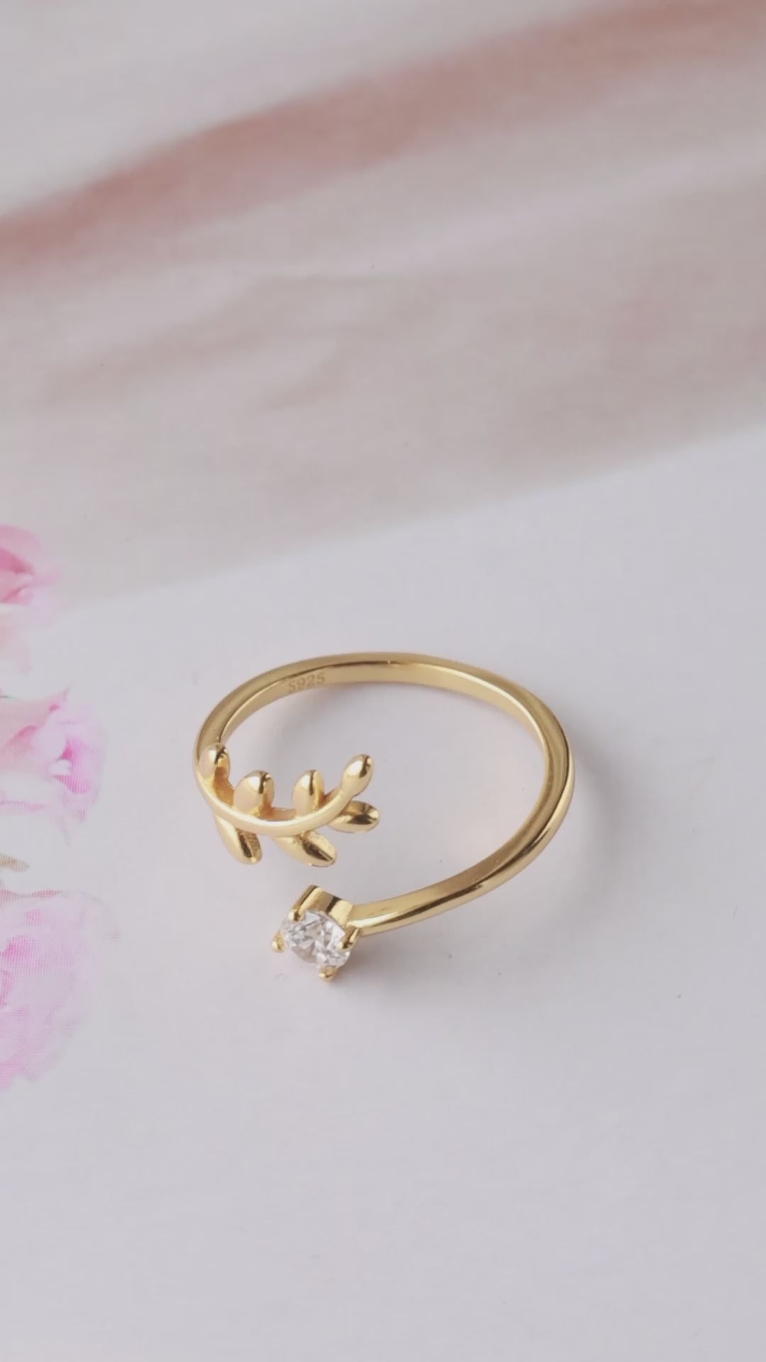 Load and play video in Gallery viewer, Golden Laurel Open Ring
